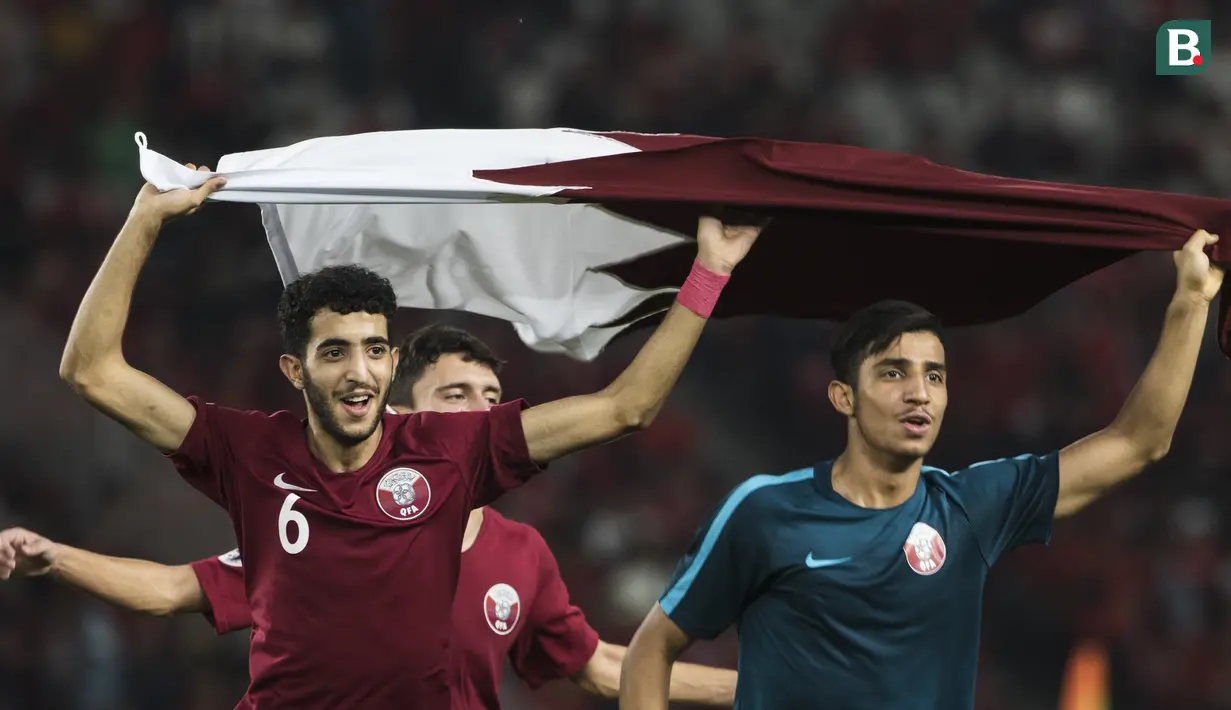 Para pemain Qatar mengibarkan bendera usai mengalahkan Thailand pada laga Piala AFC U-19 di SUGBK, Jakarta, Minggu (28/10). Qatar menang 7-3 atas Thailand. (Bola.com/Vitalis Yogi Trisna)