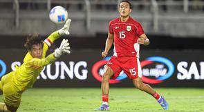 Pemain Timnas Indonesia, Miliano Jonathans (kanan) berusaha mencetak gol ke gawang Chinese Taipei dalam laga FIFA Matchday di Stadion Gelora Bung Tomo (GBT), Surabaya, Jumat (05/09/2025). (Bola.com/Abdul Aziz)