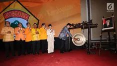 Menteri Perindustrian RI Airlangga Hartarto (kanan) memukul gong tanda dibukanya Mukernas Kosgoro 1957 di Jakarta, Selasa (12/12). Acara pembukaan juga dihadiri Ketua Dewan Kehormatan Partai Golkar, BJ Habibie. (Liputan6.com/Helmi Fithriansyah)