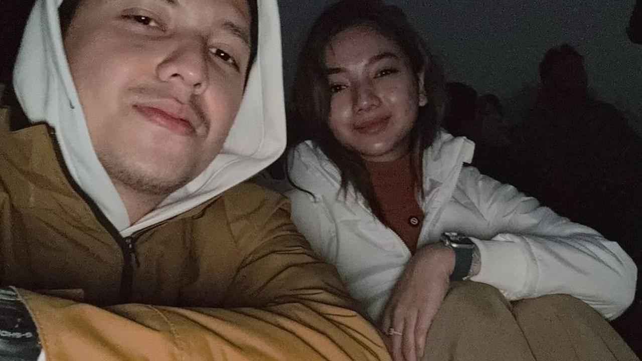 Foto-foto Glenca dan Rendi itu pun sontak ramai disorot netizen.&nbsp;