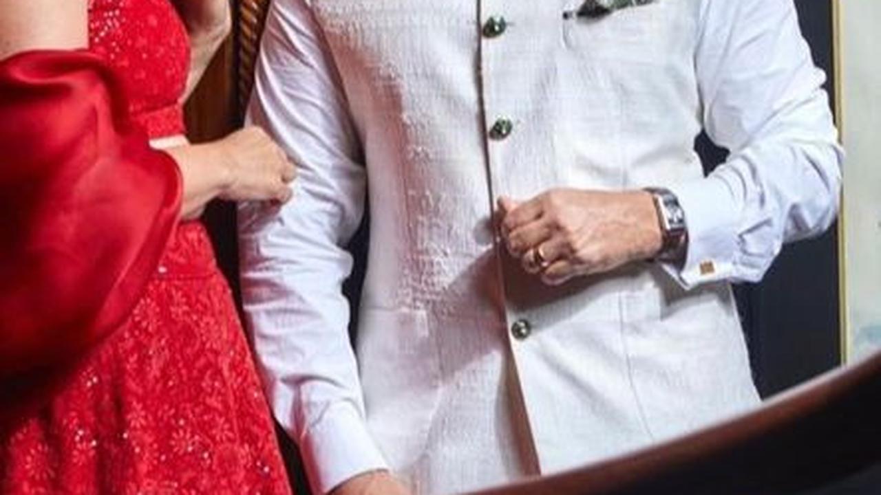 Saif Ali Khan salah satu seleb Bollywood beragama Islam. Dia merayakan Idul Fitri bersama keluarga besarnya. Saif berbeda keyakinan dengan sang istri, Kareena Kapoor. Meski begitu, Kareena selalu menemani momen Lebaran Saif.