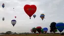 Festival Balon Udara Internasional digelar di Clark, Utara Manila, Provinsi Pampanga, Filipina, Kamis (8/2). Festival ini berlangsung selama empat hari. (AP Photo/Bullit Marquez)