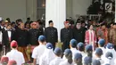 Sejumlah menteri kabinet dan pejabat tinggi negara mengenakan pakaian adat saat mengikuti upacara Hari Lahir Pancasila di gedung Pancasila, Jakarta, Kamis (1/6). (Liputan6.com/Angga Yuniar)