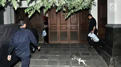 Suasana di halaman rumah Dirut PLN Sofyan Basir saat penggeledahan oleh tim penyidik KPK di Bendungan Hilir, Jakarta, Minggu (15/7). Penggeledahan terkait kasus suap yang melibatkan Eni Maulani Saragih dan Johannes B Kotjo. (Merdeka.com/Iqbal S Nugroho)