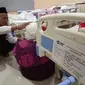 Petugas bekerja sama mengobati calon haji dengan gangguan psikiatri di Klinik Kesehatan Haji Indonesia. (www.kemenag.go.id)