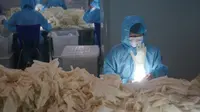 Pekerja memeriksa sarung tangan medis yang sudah disterilkan di pabrik sebuah perusahaan produk lateks di Nanjing, Provinsi Jiangsu, China, 6 Februari 2020. Perusahaan itu bekerja cepat sepanjang waktu demi meningkatkan pasokan dan membantu memerangi epidemi coronavirus baru. (Xinhua/Ji Chunpeng)