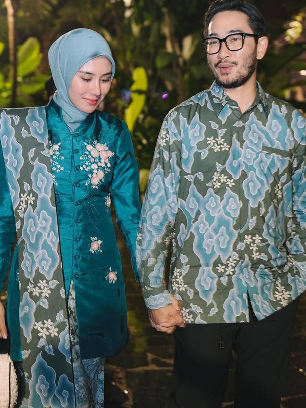 Potret Syahnaz Sadiqah Pakai Kebaya Kerah Shanghai dan Batik Megamendung, Serasi dengan Jeje Govinda