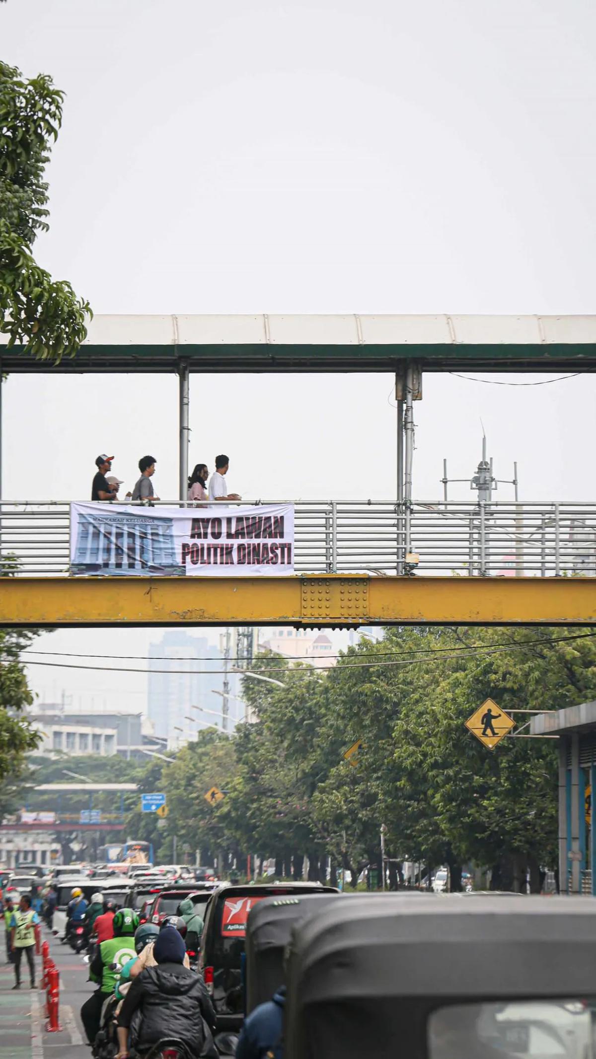 Banyak kalangan menilai, Politik Dinasti justru membuat demokrasi menjadi tidak berjalan di jalan yang baik dan ada kecenderungan pembusukan demokrasi.