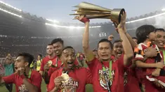 Kapten Persija Jakarta, Ismed Sofyan, mengangkat piala bersama rekan-rekannya usai mengalahkan Mitra Kukar pada laga Liga 1 di SUGBK, Jakarta, Minggu (9/12). Persija menang 2-1 atas Mitra. (Bola.com/Vitalis Yogi Trisna)