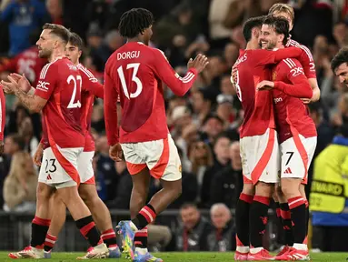 Gelandang Manchester United asal Inggris, Mason Mount (kedua kanan) melakukan selebrasi dengan rekan setimnya setelah mencetak gol keempat bagi The Red Devils saat pertandingan sepak bola leg kedua semifinal Liga Europa 2024/2025 melawan Athletic Club Bilbao di stadion Old Trafford, Manchester, barat laut Inggris, pada 8 Mei 2025 waktu setempat atau Jumat 9 April 2025 dini hari WIB. (Oli SCARFF/AFP)