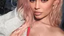 Kylie pun mengatakan bahwa ibunya, Kylie Jenner, tidak akan mungkin mengizinkan anak perempuannya melakukan orasi plastik. Terlebih di saat Kylie masih berusia 16 tahun. (Instagram/kyliejenner)