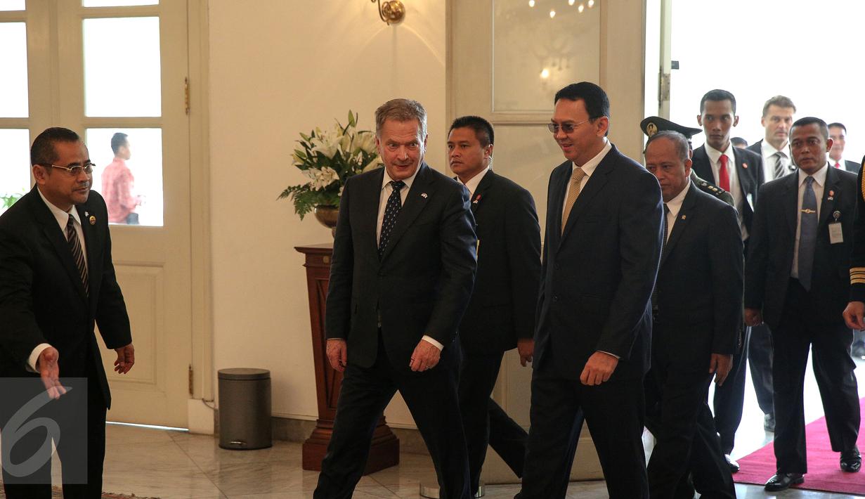Gubernur DKI Basuki Tjahaja Purnama menerima kunjungan Presiden Finlandia Sauli Vainamo Niinisto (tengah) di Balai Kota DKI Jakarta, Rabu (4/11). Keduanya melakukan diskusi tertutup dalam rangka membahas peluang kerjasama. (Liputan6.com/Faizal Fanani)