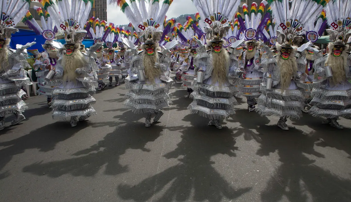 Sejumlah penari mengenakan kostum dan topeng saat parade tahunan untuk menghormati "El Senor del Gran Poder" atau "The Lord of Great Power" di La Paz, Bolivia (10/6). (AP Photo / Juan Karita)
