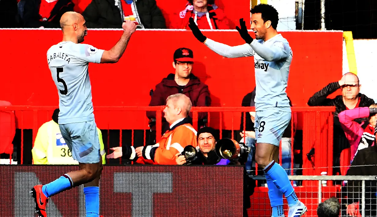 Gelandang West Ham United, Felipe Anderson berselebrasi bersama bek Pablo Zabaleta  usai mencetak gol ke gawang Manchester United pada lanjutan Liga Inggris di Old Trafford (13/4). MU menang tipis atas West Ham 2-1. (AFP Photo/Paul Ellis)