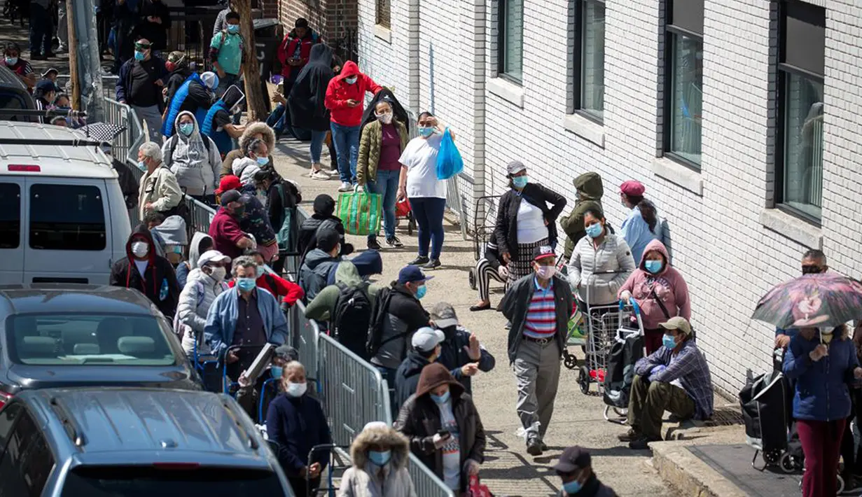 Orang-orang menunggu untuk menerima makanan di sebuah tempat distribusi makanan di Wilayah Brooklyn, New York, Amerika Serikat (AS), (14/5/2020). Jumlah klaim pengangguran awal di AS mencapai 2.981.000 pekan lalu. (Xinhua/Michael Nagle)