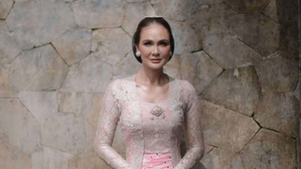 Kecantikan Tak Henti Dipuji, Potret Detail Penampilan Luna Maya di Acara Sungkeman - Aura Pengantin Terpancar
