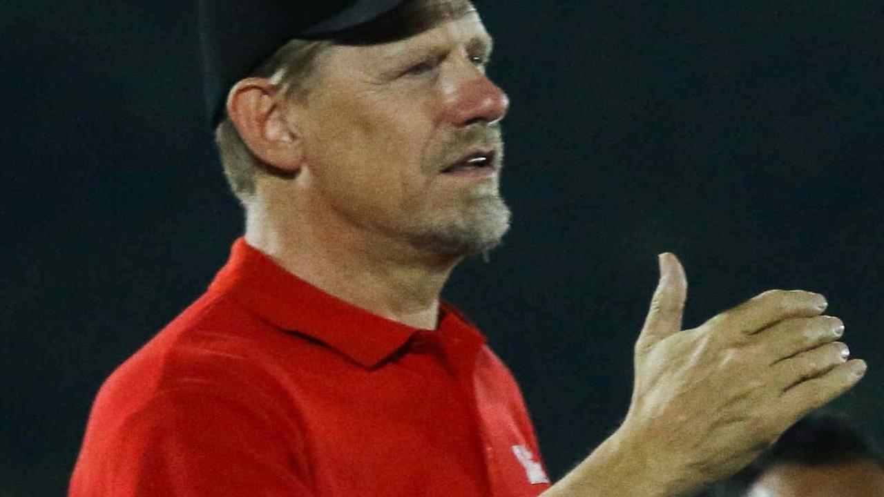 Peter Schmeichel berbagi momen seru dengan artis-artis Tanah Air pada hari ketiga kunjungannya di Jakarta.