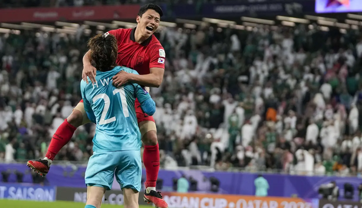 Selebrasi striker Timnas Korea Selatan, Hwang Hee-chan bersama kiper Jo Hyeon-Woo setelah mencetak gol penentu kemenangan 4-2 atas Arab Saudi saat adu tendangan penalti pada laga babak 16 besar Piala Asia 2023 di Education City Stadium, Al Rayyan, Qatar, Rabu (31/1/2024) dini hari WIB. (AP Photo/Thanassis Stavrakis)