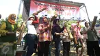 Puluhan warga melakukan aksi '1000 Kentongan Melawan Pengosongan Paksa' di Manggarai, Jakarta, Minggu (30/7). Mereka memprotes rencana pengosongan rumah yang dilakukan PT KAI terhadap rumah negara yang dihuni pensiunan. (Liputan6.com/Angga Yuniar)
