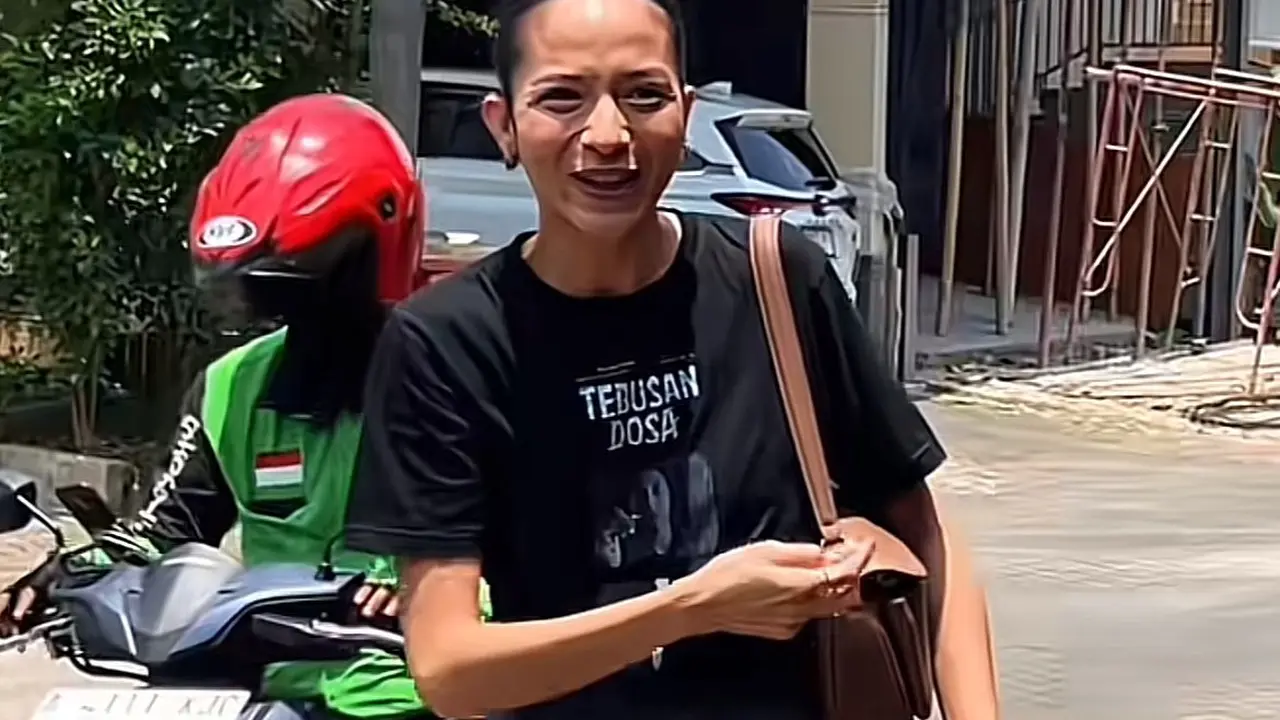 Putri Marino turun dari ojek online saat mendatangi rumah Denny Sumargo.