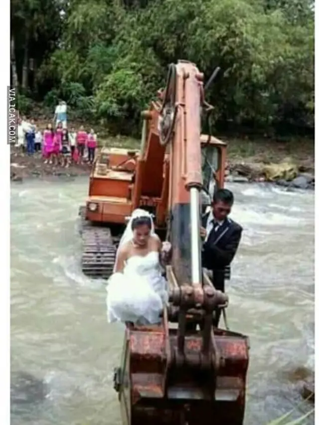 6 Foto Prewedding di Sungai Ini Penuh Perjuangan, Bikin Ngakak
