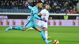 Penjaga gawang Atalanta Juan Musso menendang bola saat melawan Sampdoria pada pertandingan sepak bola Serie A Liga Italia di Stadion Azzuri d'Italia, Bergamo, Italia, 28 Februari 2022. Atalanta menang 4-0. (MIGUEL MEDINA/AFP)