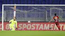 Penjaga gawang Fiorentina Bartlomiej Dragowski usai pemain Roma Leonardo Spinazzola (tak terlihat) mencetak gol ke gawangnya pada pertandingan Serie A Italia di Olympic Stadium, Roma, Italia, Minggu (1/11/2020). Roma menang 2-0. (AP Photo/Gregorio Borgia)