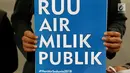 Aktivis Wahana Lingkungan Hidup (Walhi) menunjukkan poster saat menggelar aksi terkait Hari Air Sedunia di depan Istana Negara, Jakarta, Kamis (22/3). Hari Air Sedunia diperingati setiap tanggal 22 Maret. (Liputan6.com/Immanuel Antonius)