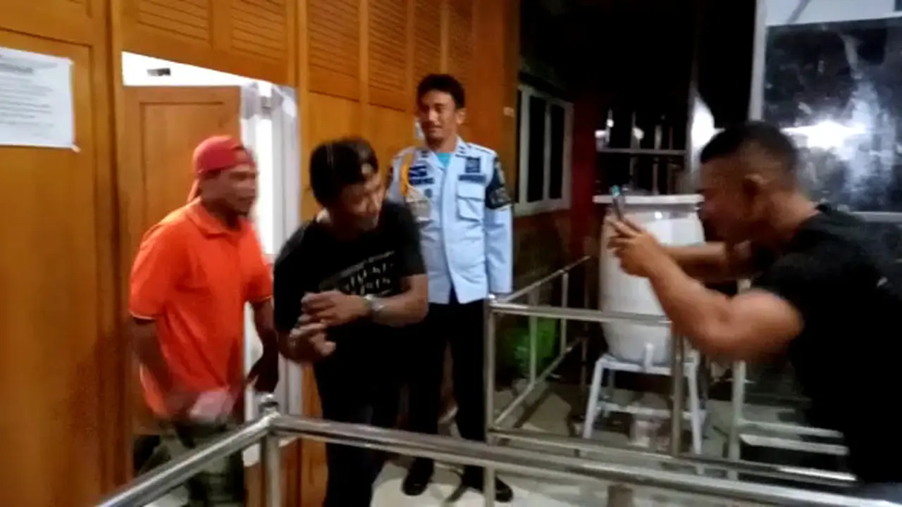 Para napi Lapas Kelas II A Kota Gorontalo bergoyang TikTok dan direkam oleh petugas Lapas saat bebas dari penjara. (Foto: Liputan6.com/Andri Arnold)
