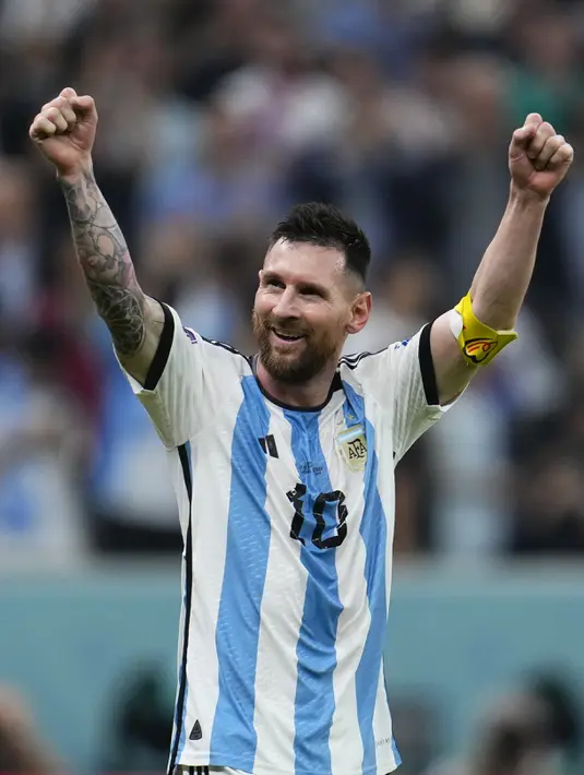 Penyerang Argentina, Lionel Messi merayakan kemenangan atas Kroasai setelah pertandingan semifinal Piala Dunia 2022 di Stadion Lusail di Lusail, Qatar, Rabu (14/12/2022). Messi hampir pasti memecahkan rekor Matthaus ini karena Argentina akan main di final Piala Dunia 2022. (AP Photo/Natacha Pisarenko)