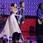 Band Armada berkolaborasi dengan Prilly Latuconsina dalam acara HUT ke-27 SCTV, Kamis (24/8/2017) malam. (Herman Zakharia/Liputan6.com)