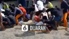 Terlihat warga berbondong-bondong mengambil pakan ternak yang berserakan di jalan menggunakan karung goni.