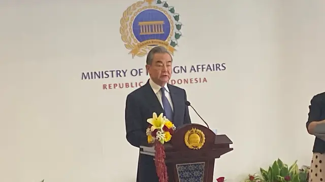 Menteri Luar Negeri China Wang Yi menyampaikan pernyataan pers di Jakarta