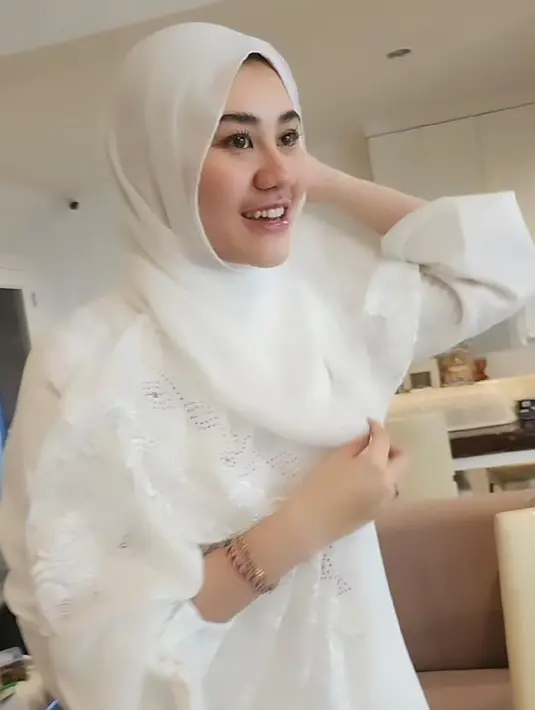 Dalam kesempatan itu, Aaliyah tampil anggun dalam balutan busana muslim. [@aaliyah.massaid/@kartikaputriworld/@shaniaindryn/@tsabit_al]