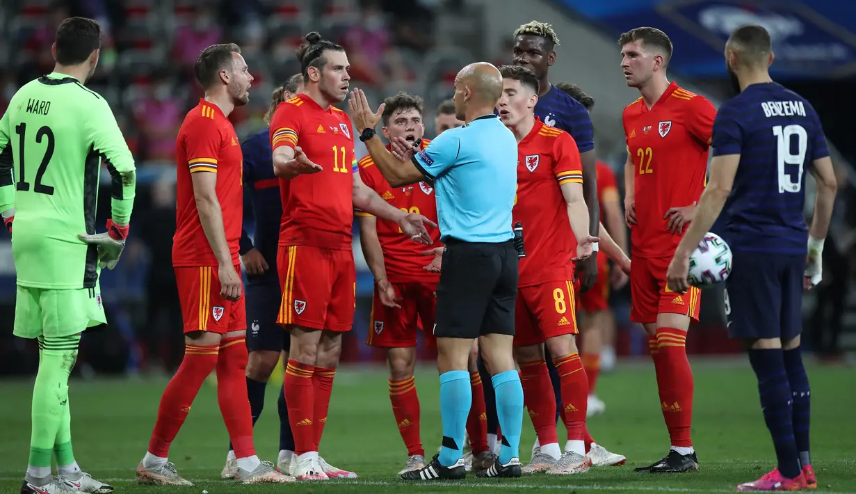 Gelandang Wales, Gareth Bale (ketiga dari kiri) dan rekan setim memprotes wasit Luis Godinho yang memberi hadiah penalti untuk Prancis dalam laga uji coba menjelang berlangsungnya Euro 2020 di Allianz Riviera Stadium, Nice, Rabu (2/6/2021). Wales kalah 0-3 dari Prancis. (AP/Daniel Cole)