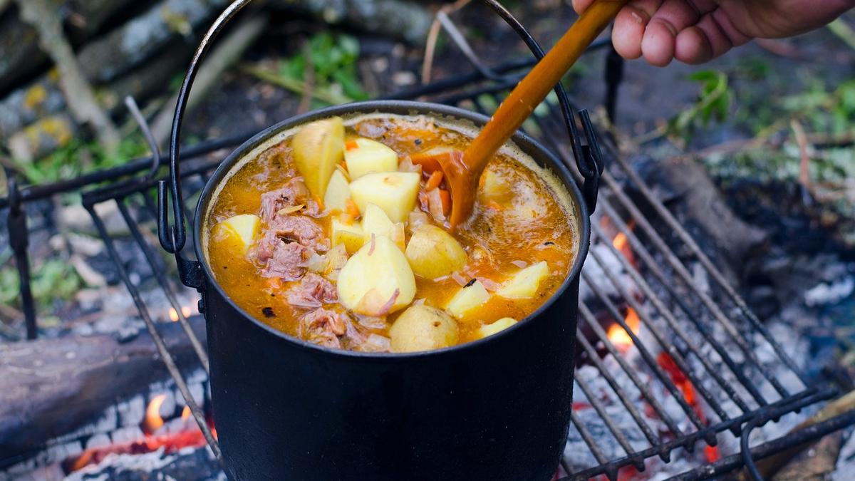 15 Makanan Lezat dan Mewah yang Dimasak di Api Unggun Saat Kemping -  Lifestyle Liputan6.com