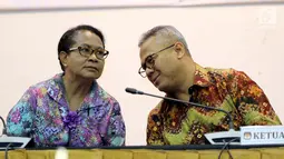 Ketua KPU Arief Budiman (kanan) berbincang dengan Menteri PPPA Yohana Yembise disela acara penandatanganan nota kesepahaman di Gedung KPU, Jakarta, Rabu (30/5). (Liputan6.com/JohanTallo)