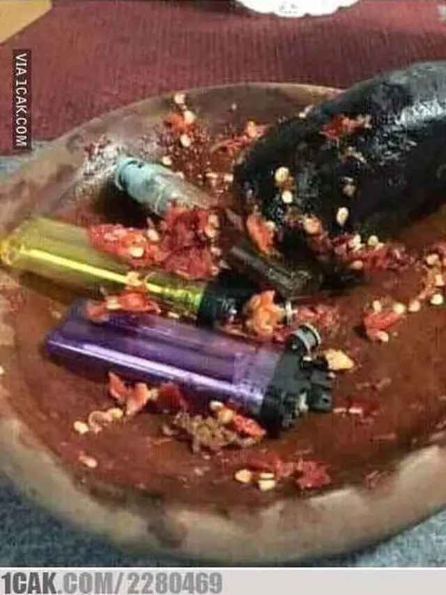 6 Potret Nyeleneh Orang Makan Sambal Ini Bikin Geleng Kepala