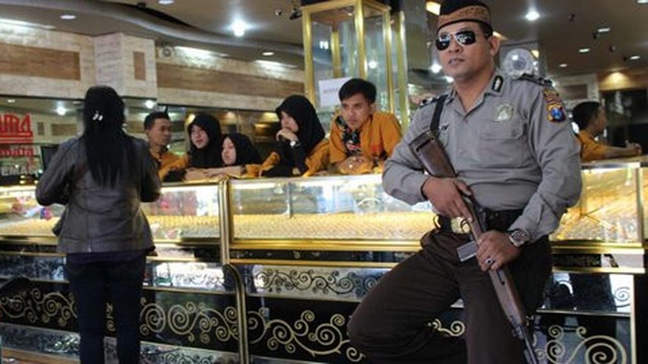 Toko emas di Malang dijaga personel bersenjata laras panjang