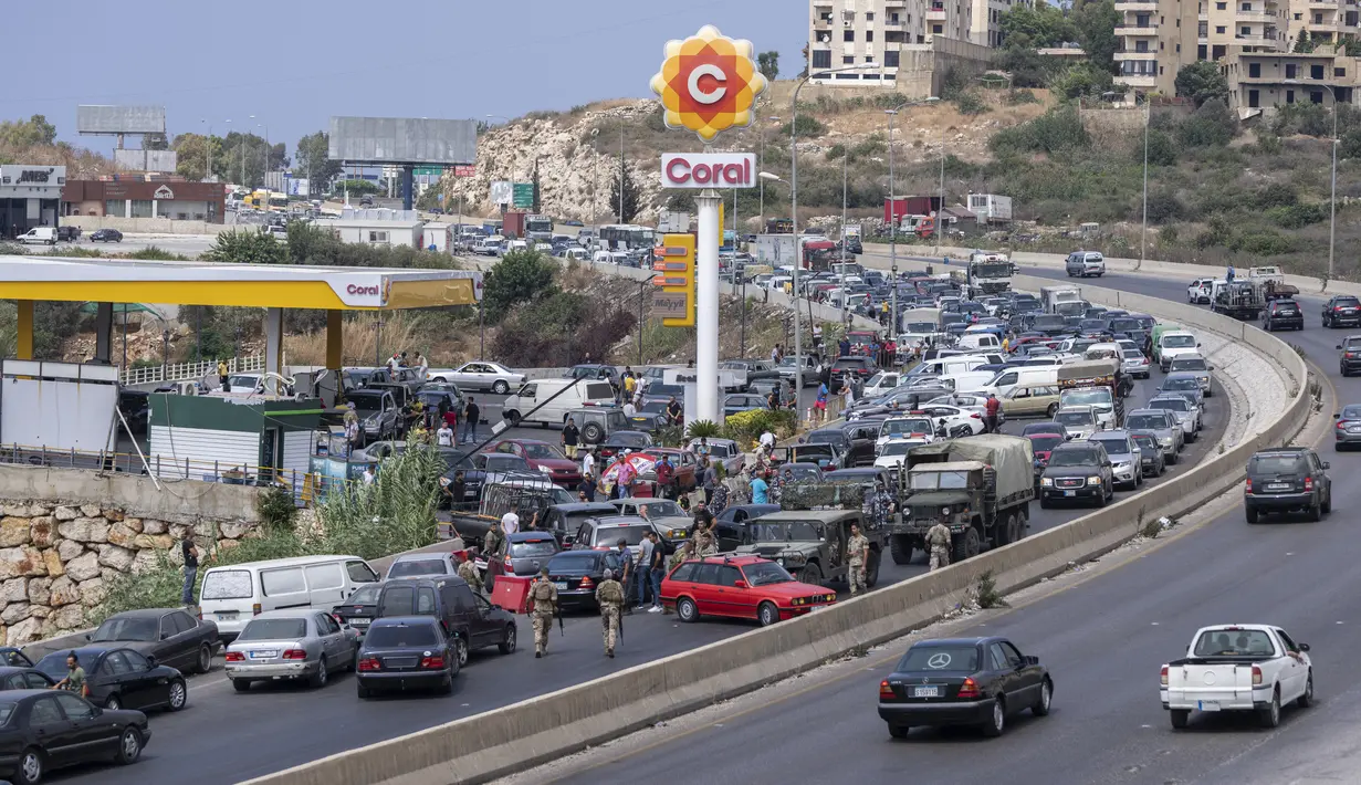 Pemandangan dari sebuah pompa bensin di jalan raya utama saat mobil datang dari segala arah untuk mencoba dan mengisi tangki mereka dengan bensin, di kota pesisir Jiyeh, Jumat (3/9/2021).  Lebanon sedang bergulat dengan krisis ekonomi dan keuangan terburuk dalam sejarah modernnya. (AP/ Hassan Ammar)