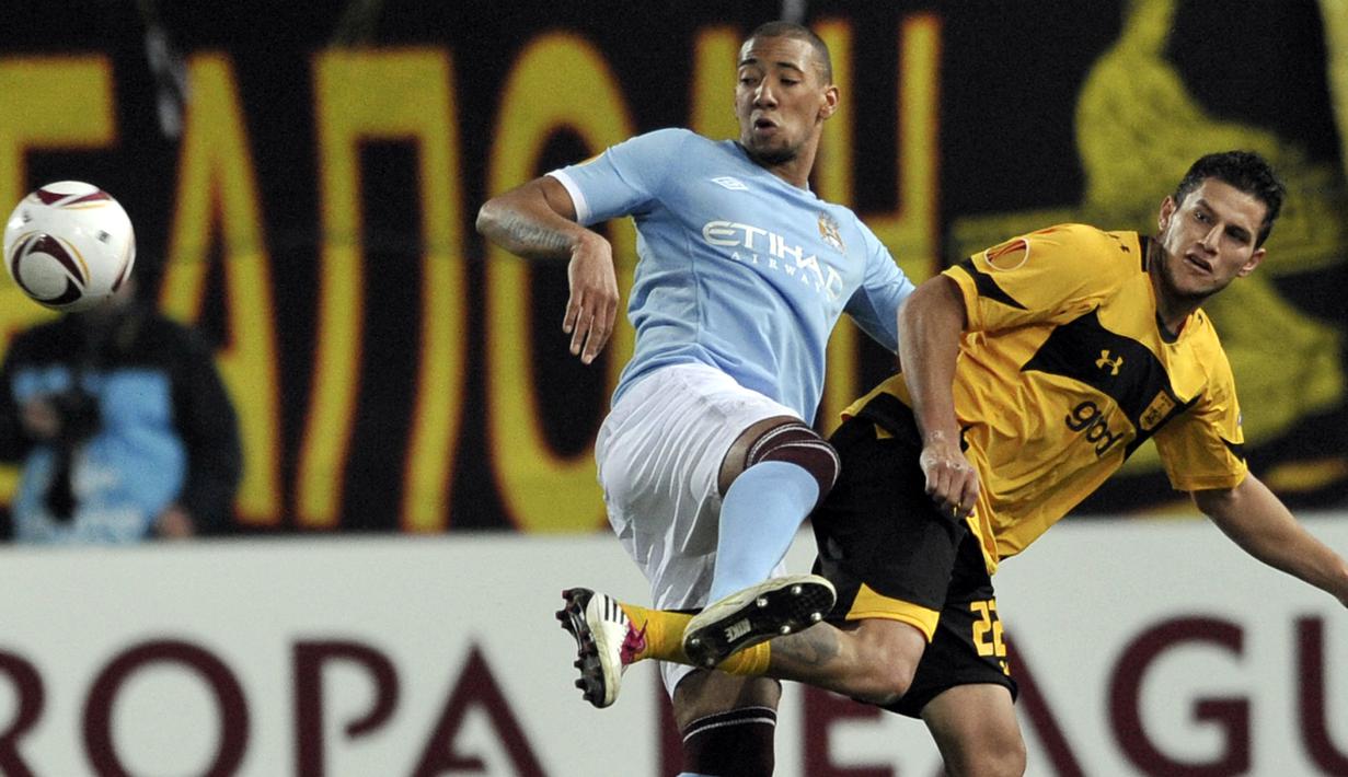 Jerome Boateng. Bek tengah asal Jerman ini didatangkan Manchester City dari Hamburg SV pada musim 2010/2011. Akibat mengalami cedera di awal musim, ia hanya bertahan 1 musim dan hanya tampil dalam 24 laga. Musim berikutnya ia hijrah ke Bayern Munchen yang memberinya banyak gelar. (AFP/Aris Messinis)