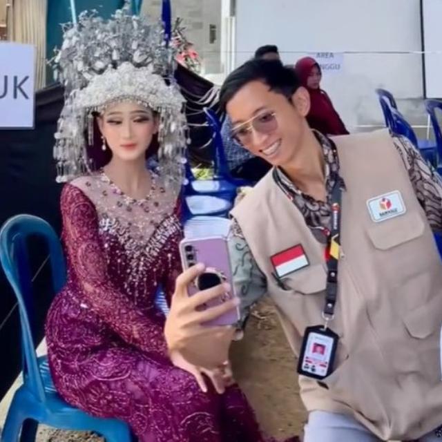 Niat Banget, Perempuan Pakai Baju Pengantin Merah Muda Plus Hiasan Kepala ke TPS.  foto: TikTok @revitapputri