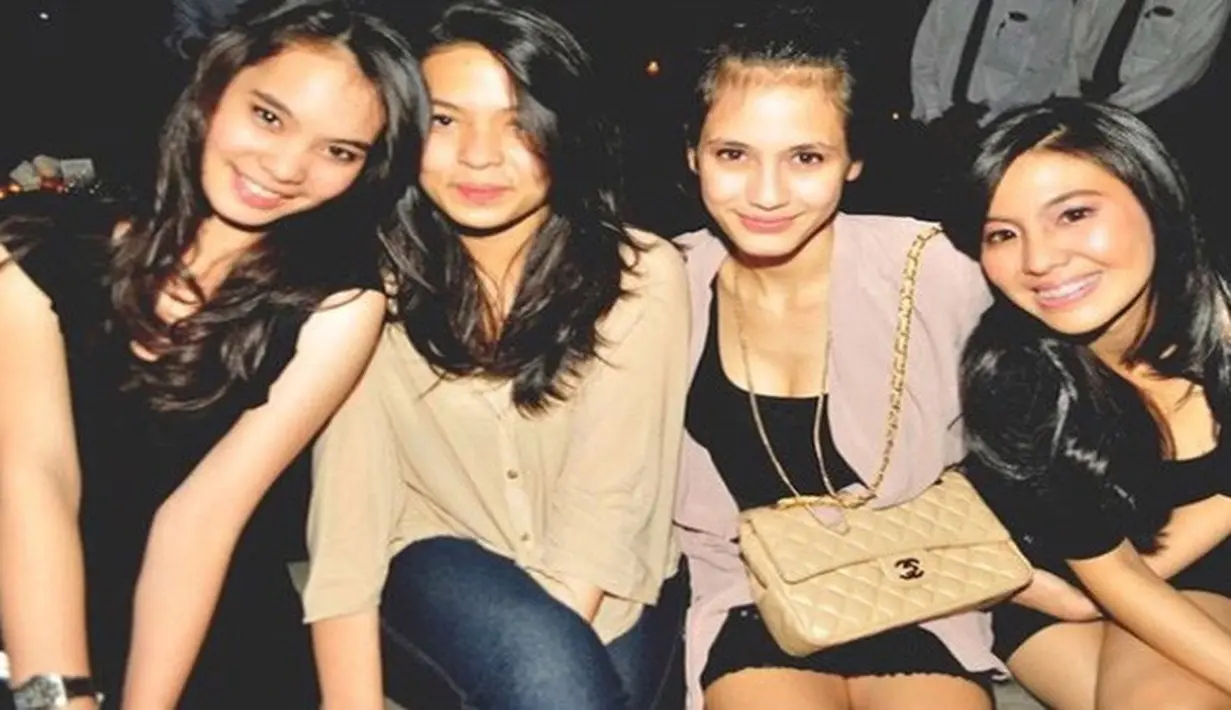 Dituliskan Pevita kalau ini saat-saat ia menghabiskan waktu bareng sahabatnya. Coba tebak yang mana Pevita?  (Instagram/pevpearce)