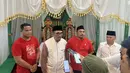 Sultan Tidore, H. Husain Syah (tengah) didampingi tim pelatih Malut United memberikan keterangan kepada wartawan dalam acara jamuan buka puasa bersama merayakan keberhasilan Malut United promosi ke Liga 1 2024/2025 usai menempati peringkat ketiga Pegadaian Liga 2 2023/2024 di Istana Kesultanan Tidore, Maluku Utara, Jumat (15/3/2024) malam WIT. (Bola.com/Hery Kurniawan)