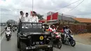 Sebelum ke kantor KPUD, pasangan ini menggunakan mobil bak terbuka dengan iringan kedaraan bermotor menuju Masjid Al Barkah, Lemah Abang untuk menjalankan salat Jumat terlebih dahulu. (dok. Instagram/bekasisah)