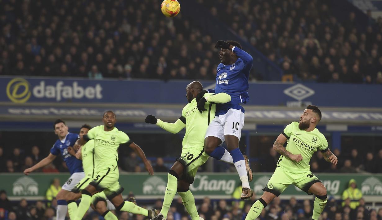 Pemain Everton, Romelu Lukaku (2 kanan) mencoba menyundul bola dari hadangan pemain Manchester City, Eliaquim Mangala (3kanan) pada leg pertama semi-final Piala Liga Inggris di Stadion Goodison Park, Liverpool, Rabu (6/01/2016). (AFP Photo/Paul Ellis)