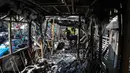 Seluruh bagian bus gandeng berwarna abu-abu itu habis terbakar dan tinggal kerangka. Bus gandeng Transjakarta koridor V Ancol - Kampung Melayu tersebut terbakar sekitar pukul 08.30 WIB dan tidak menelan korban jiwa. (Liputan6.com/Faizal Fanani)