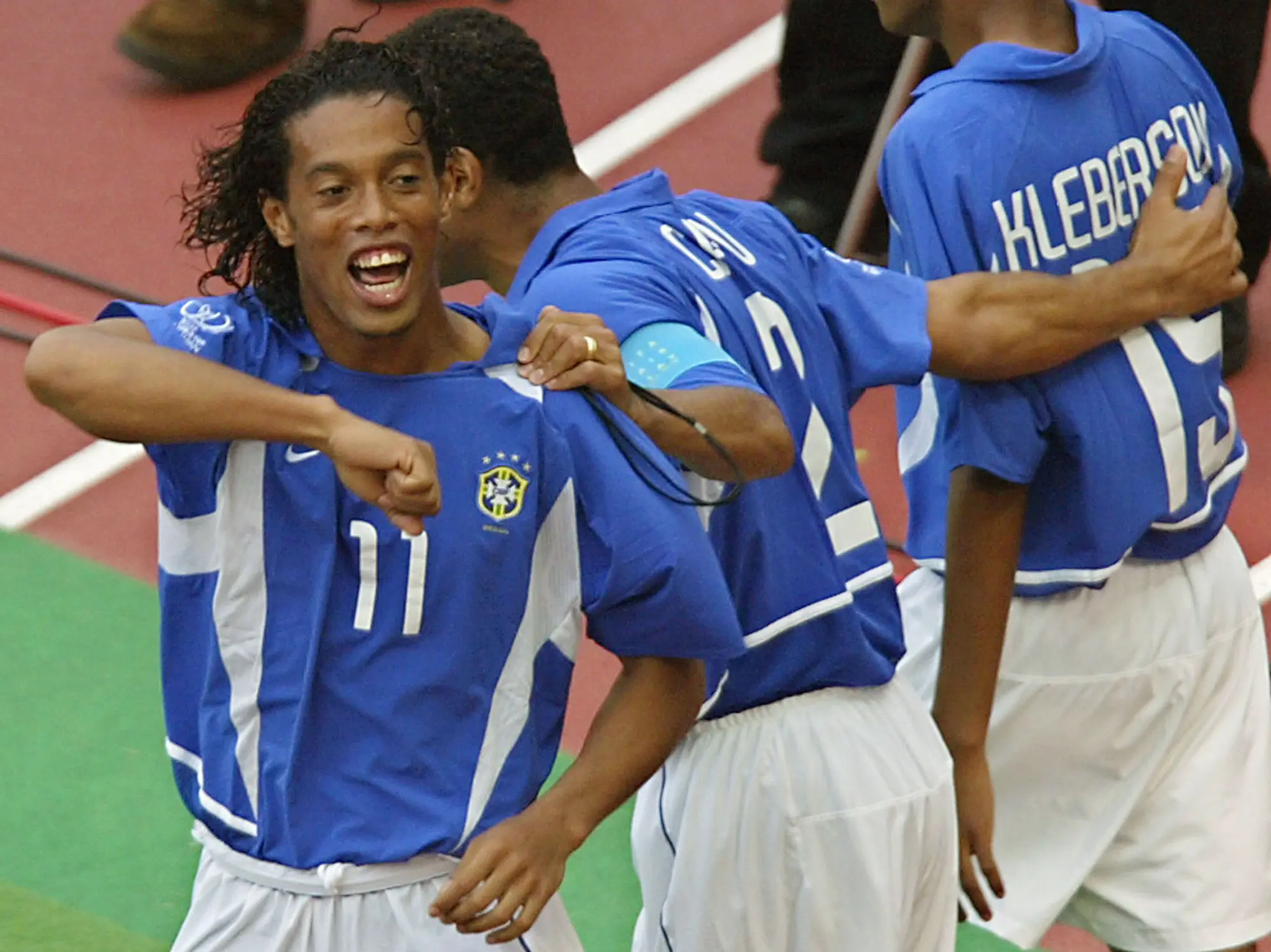 Ronaldinho (kiri) rayakan gol ke gawang Inggris di Piala Dunia 2002. (AFP/Toshifumi Kitamura)