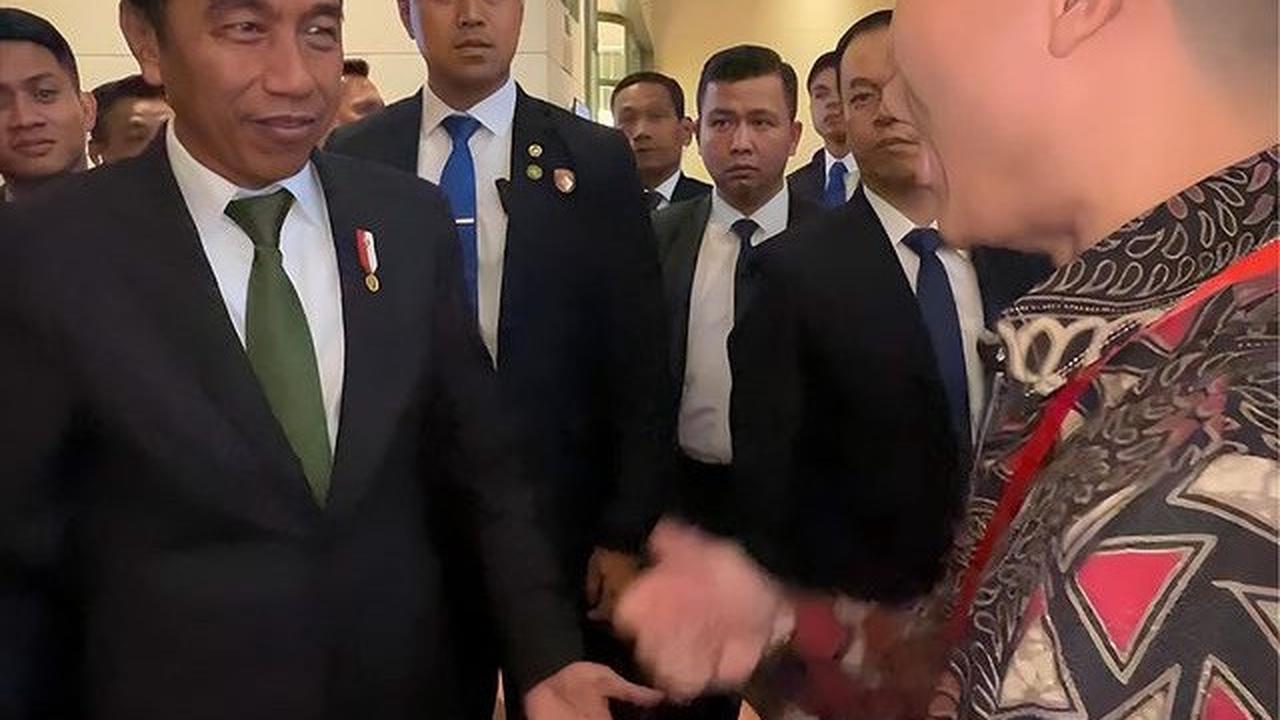 "Pak ini demi generasi bangsa, kita harus selebrasi 'Siuuu' kayak gini nih Pak," ucapnya sambil memberi contoh kecil.