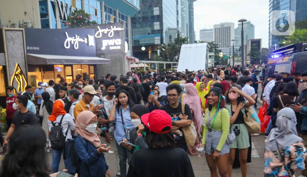 Sejumlah warga saat melihat Citayem Fashion Week di Stasiun BNI City, Sudirman, Jakarta Pusat, Senin (25/7/2022). Polres Jakarta Pusat bersama Dishub dan Satpol PP memberhentikan kegiatan cat walk zebra cross Citayam Fashion Week. (Liputan6.com/Herman Zakharia)